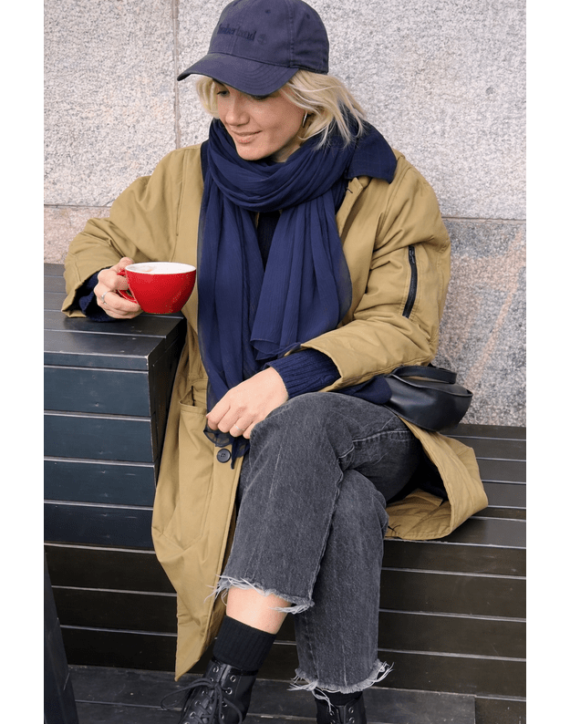 Didelė tamsiai mėlyna šilkinė skara  2