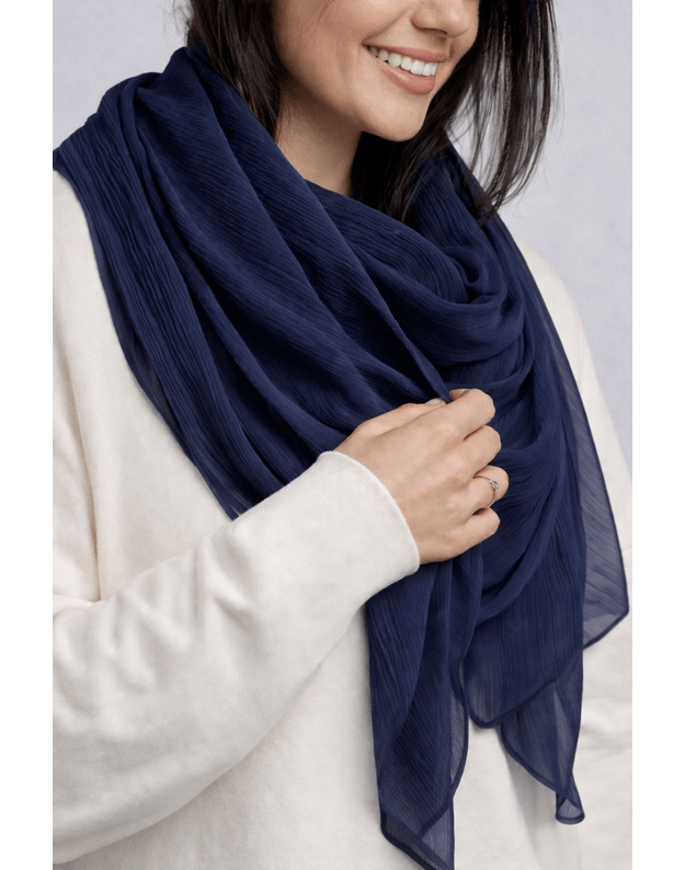 Didelė tamsiai mėlyna šilkinė skara 