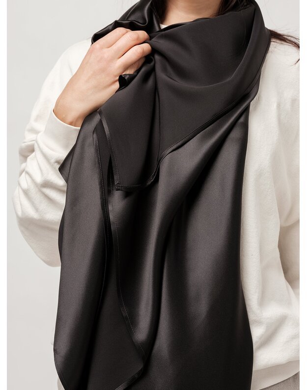 Didelė prabangi juoda atlasinė šilkinė skara  1