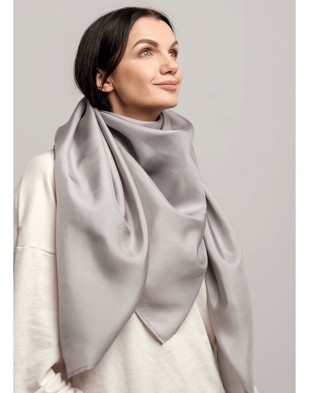 Šilkinė šviesiai pilka skara  3