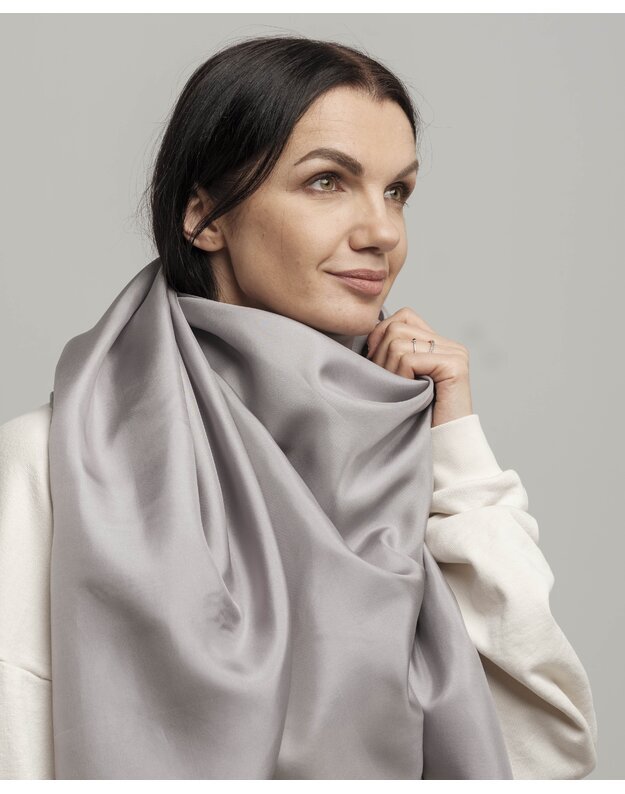 Šilkinė šviesiai pilka skara  7