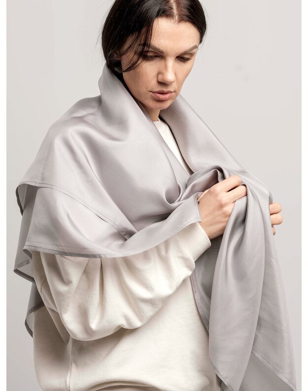 Šilkinė šviesiai pilka skara  5