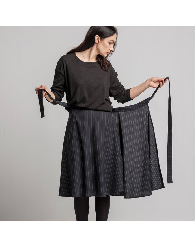 Juodas dryžuotas universalaus dydžio vilnos sijonas 