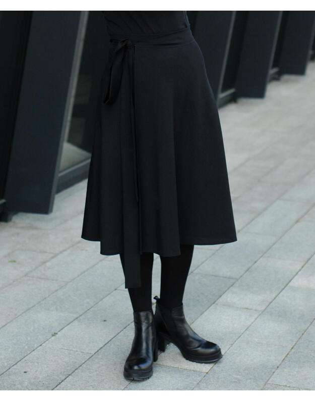 Universalaus dydžio juodas vilnos sijonas 