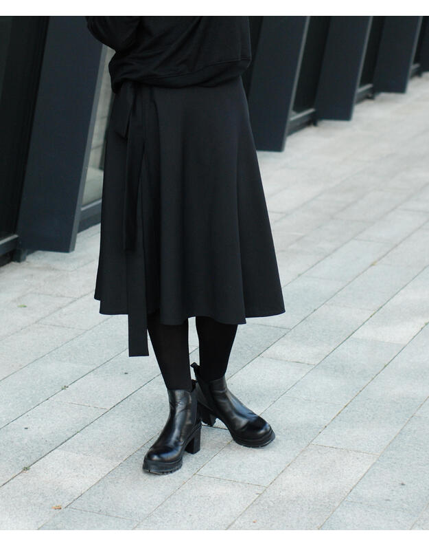 Universalaus dydžio juodas vilnos sijonas 