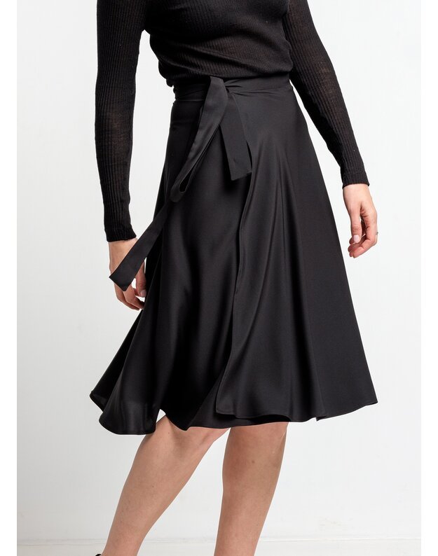 Šilkinis matinis universalaus dydžio surišamas juodas sijonas aukštu liemeniu 4