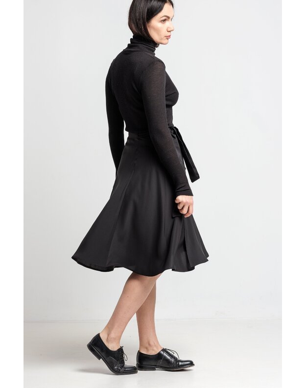 Šilkinis matinis universalaus dydžio surišamas juodas sijonas aukštu liemeniu 2