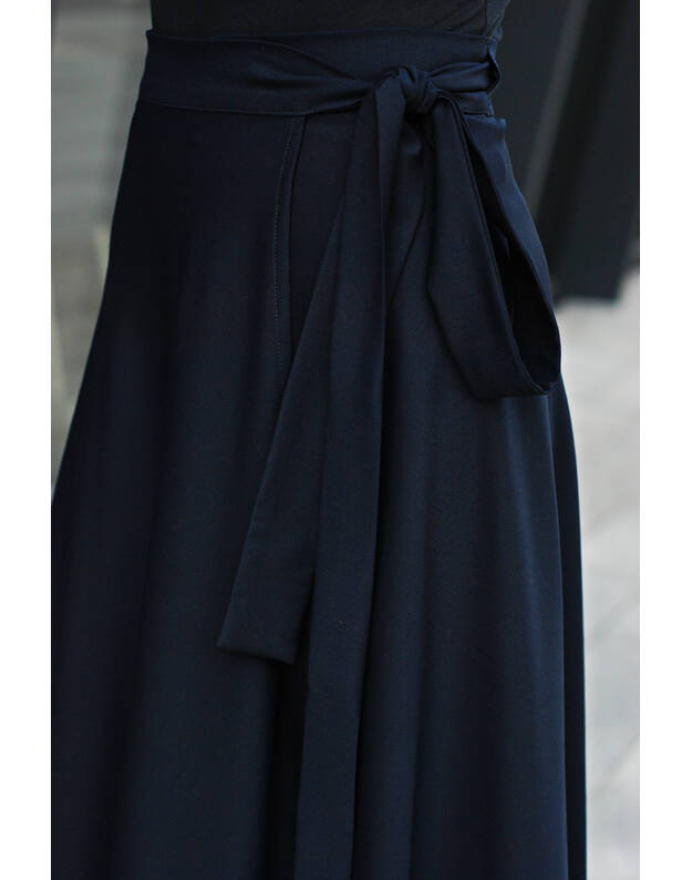Universalaus dydžio tamsiai mėlynas vilnos sijonas 